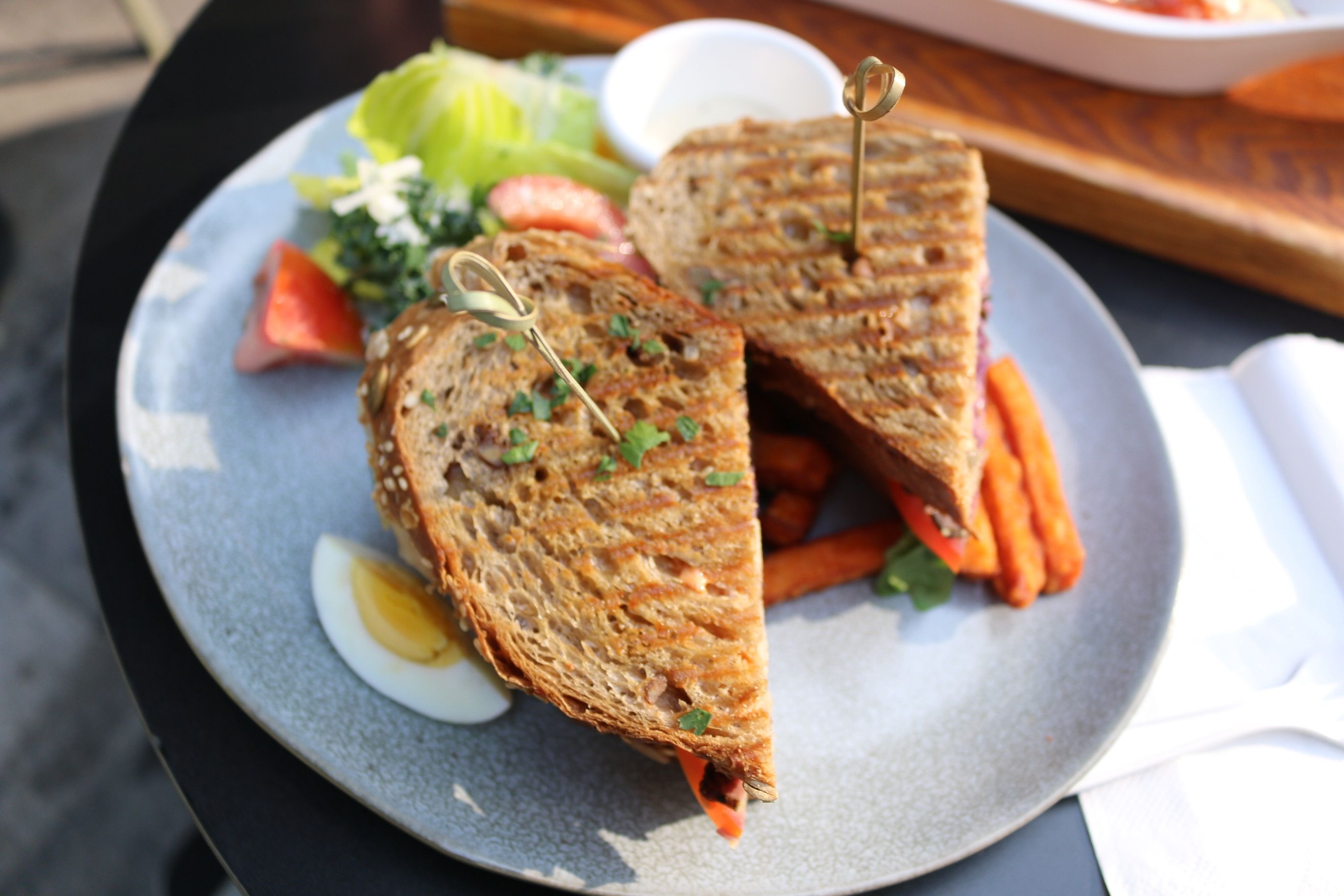 Besser als ein Brötchen vom Bäcker: Ein selbst belegtes Vollkornbrot