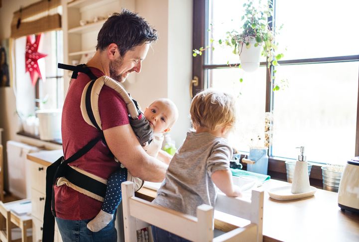 Eine Babytrage: Die Rettung für den Haushlat mit Baby.