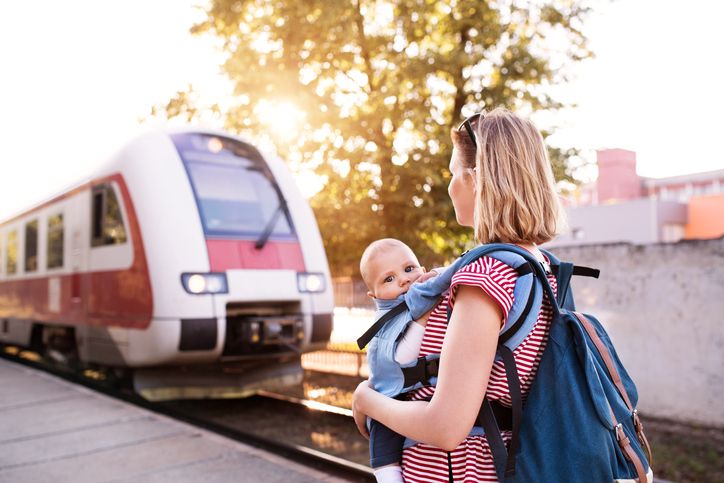 Beim Reisen mit Baby ist die Trage praktischer als jeder Kinderwagen.