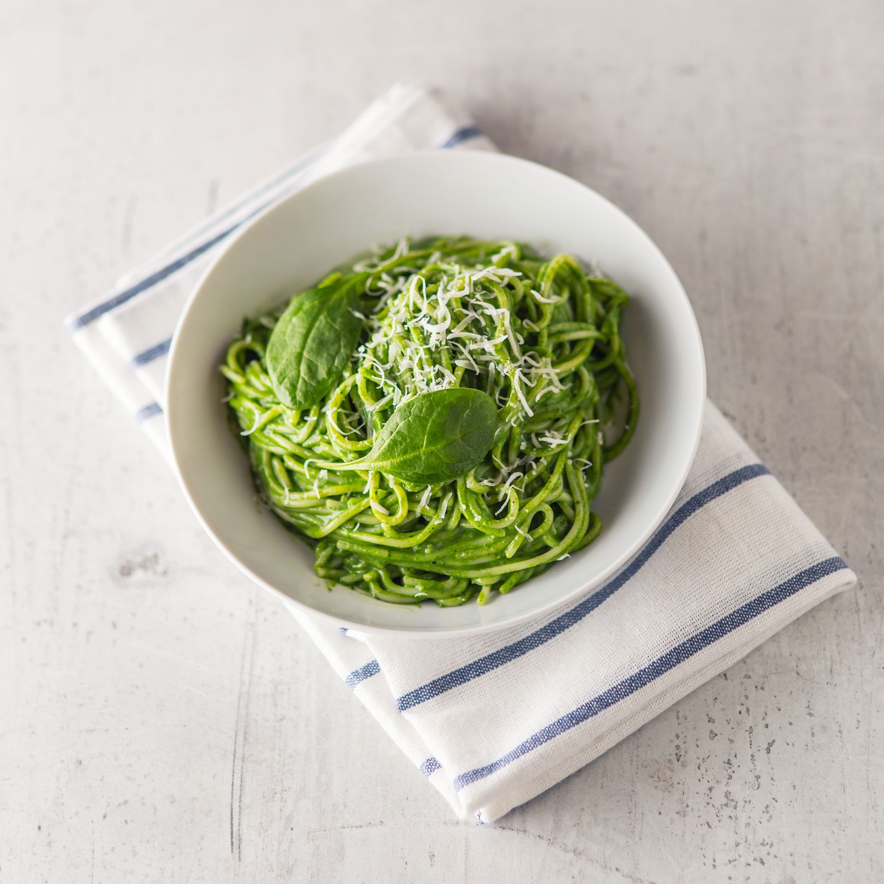 Zoodles-Rezepte: vegan mit Avocado & frischer Minze