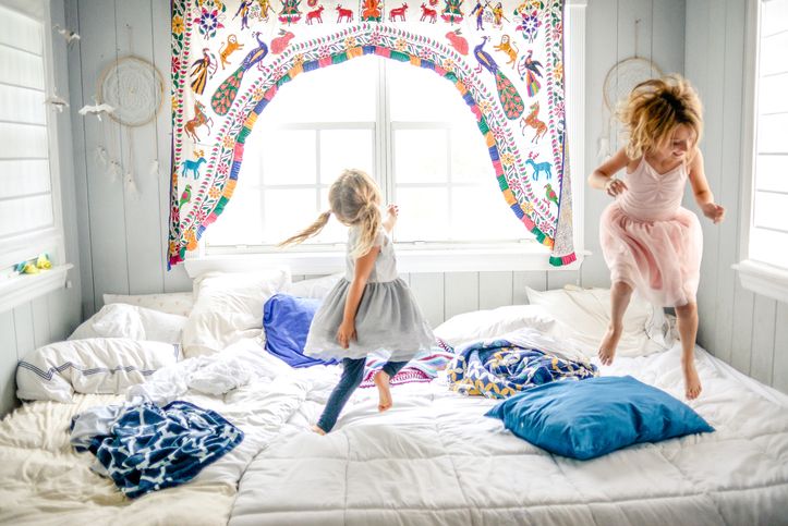 Ein Schultag ist anstrengend für Kinder. Deshalb sollten sie abends nicht zu spät ins Bett.