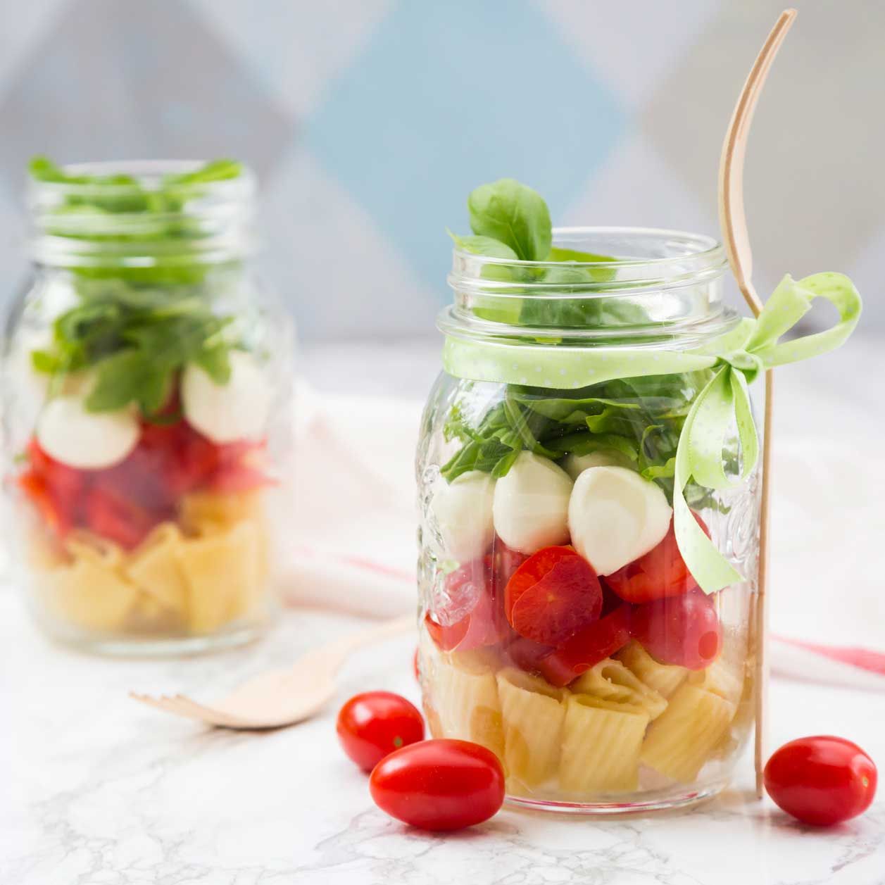 Kalorienarmes Mittagessen mit Nudeln und Salat