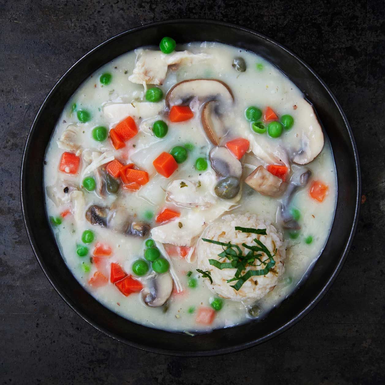 Kalorienarmes Mittagessen mit Fleisch: Reis mit Champignon-Puten-Geschnetzeltem