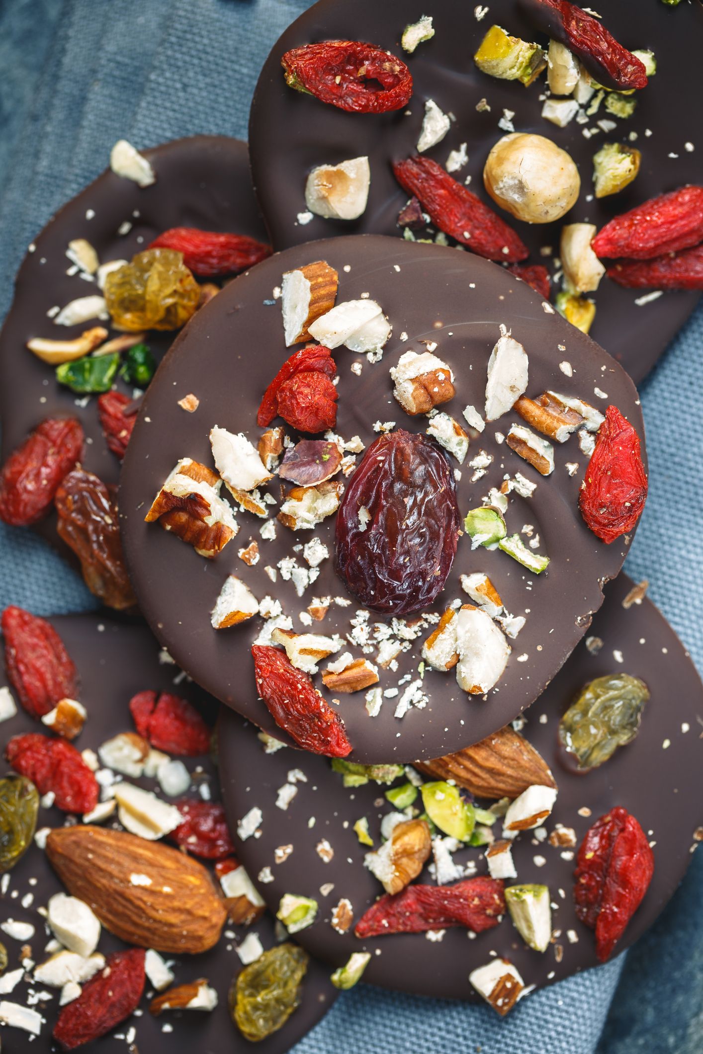 Gesunde Snacks: Bitterschokolade mit Nüssen und Beeren