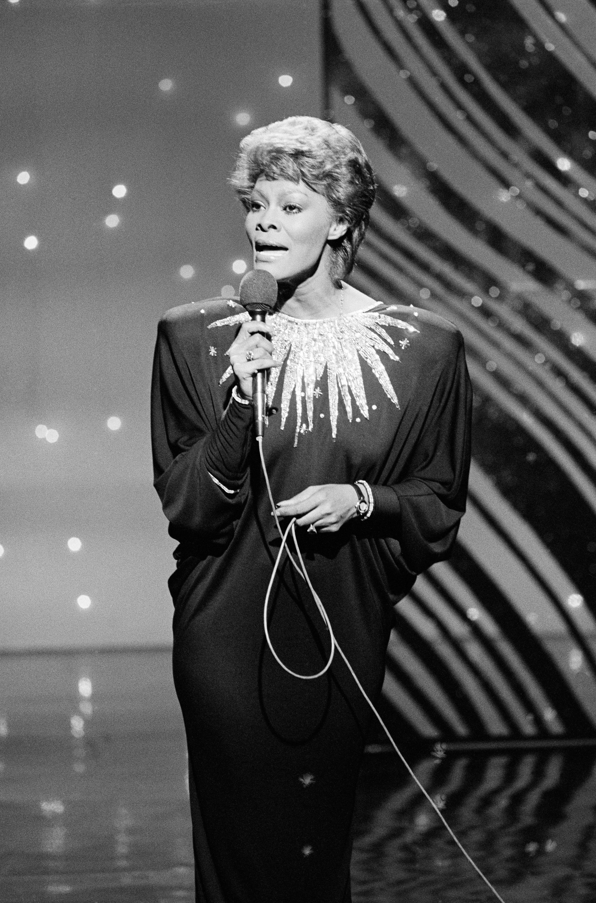 80er Mode mit Schulterpolstern: Dionne Warwick