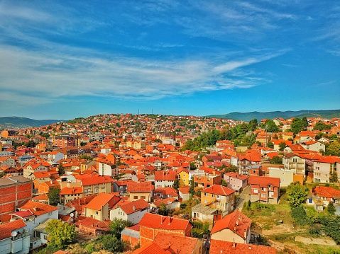 Einen günstigen Urlaub verspricht Pristina im Kosovo.