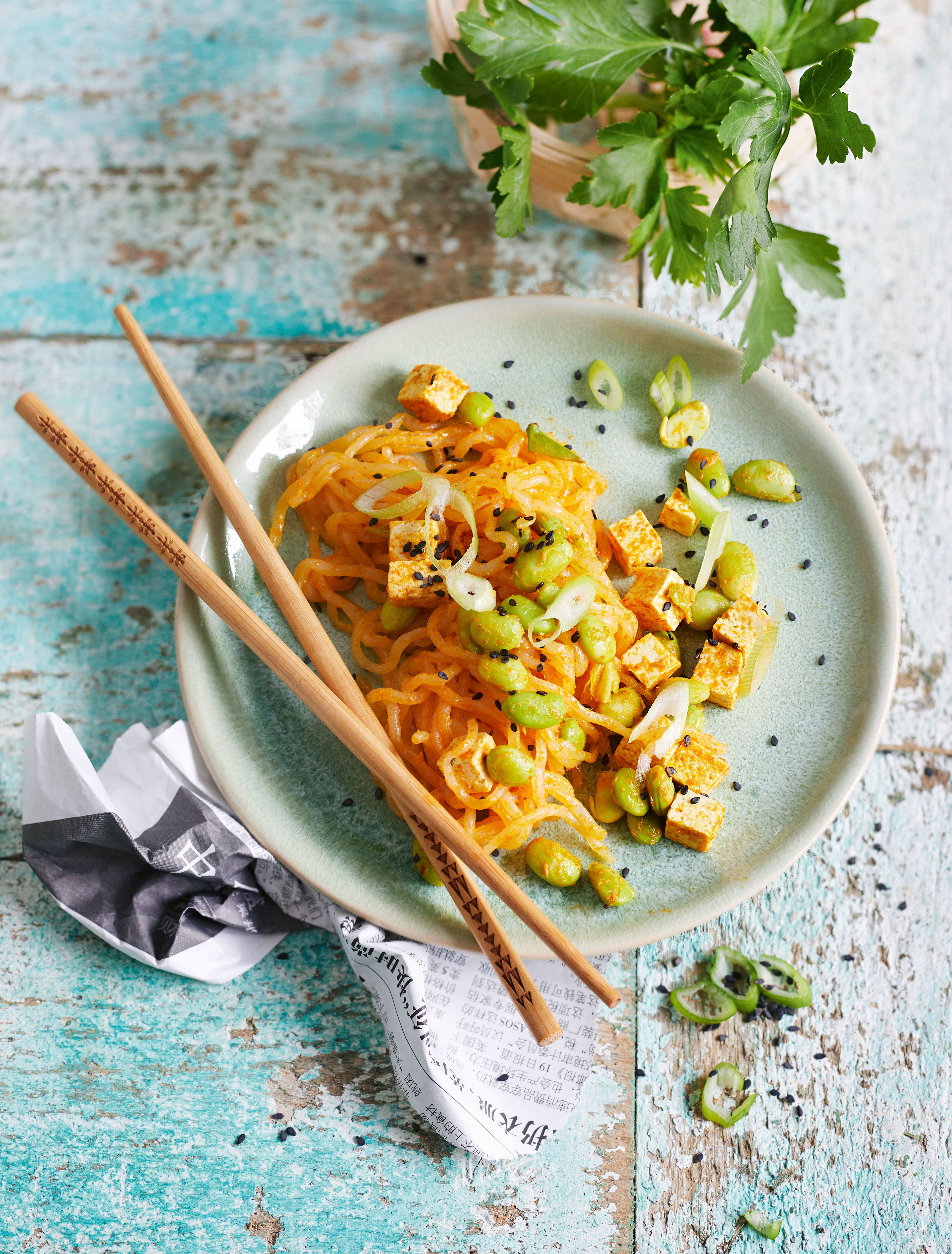 Rezept für Low-Carb-Pasta: Curry-Nudeln mit Tofu