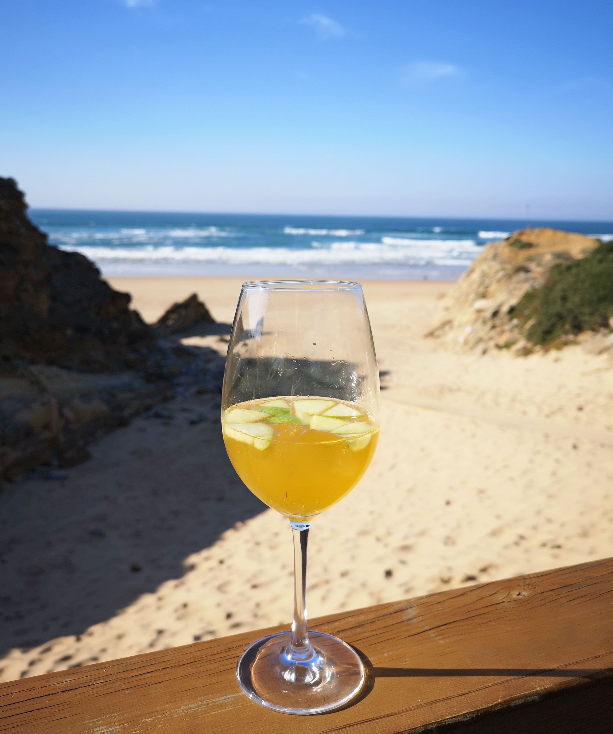 Lissabon-Tipp: Einen Sangria am Guincho Beach bei Cascais genießen