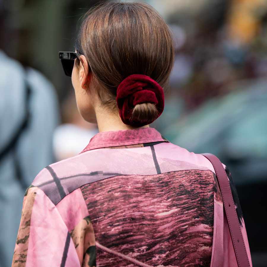 Scrunchie: So stylst das das Zopfgummi richtig!