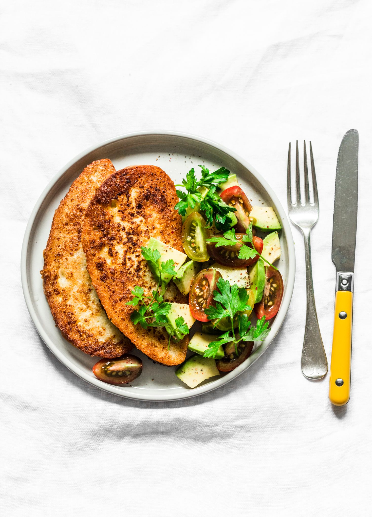 French Toast herzhaft mit Avocado und Tomaten