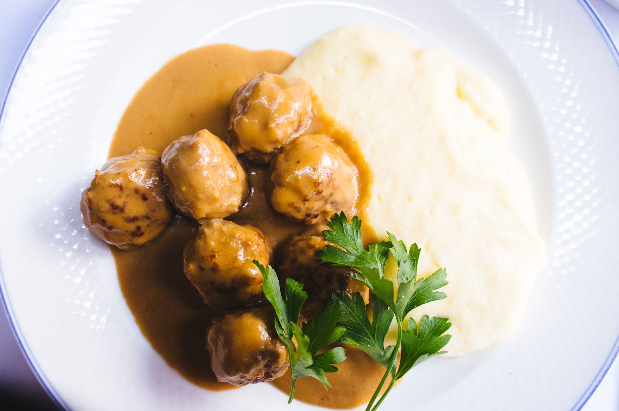 So kocht ihr schwedische Köttbullar wie von Ikea