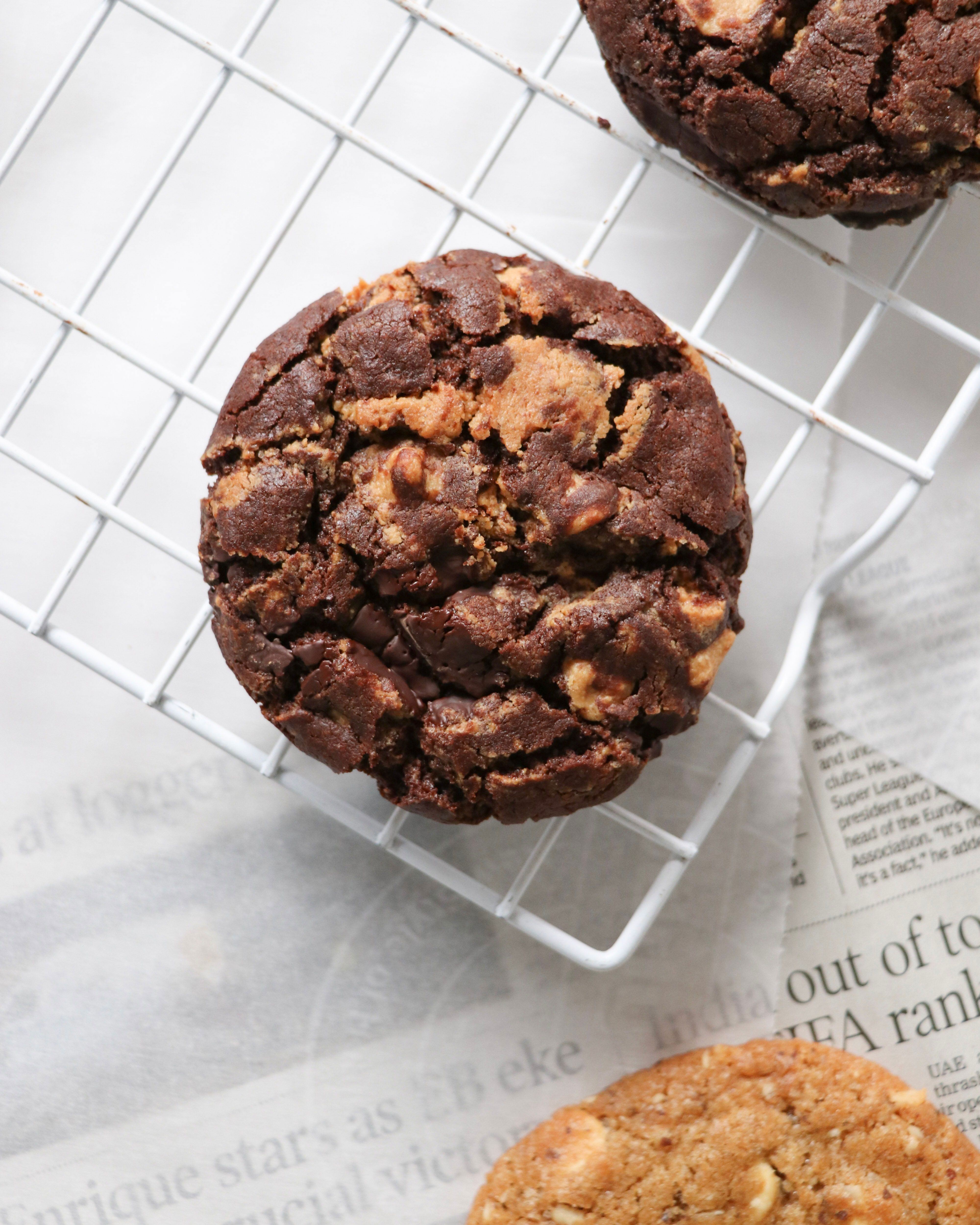 Erdnussbutter passt super zu den gesunden Schokomuffins ohne Mehl und Zucker