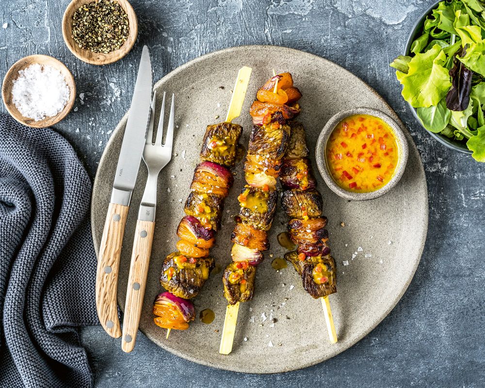 Afrikanische Grillspieße mit Rindfleisch und Aprikose