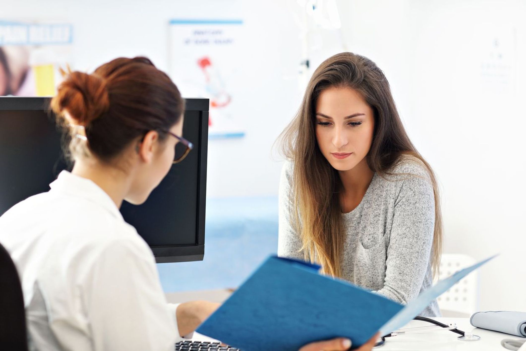 Dein Frauenarzt wird deine hCG-Testergebnisse erklären.