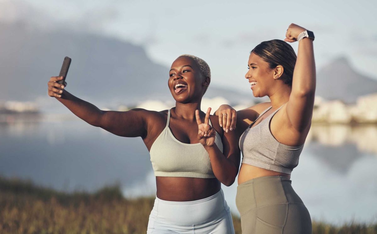 Zwei frauen in Sportkleidung freuen sich und sind motiviert