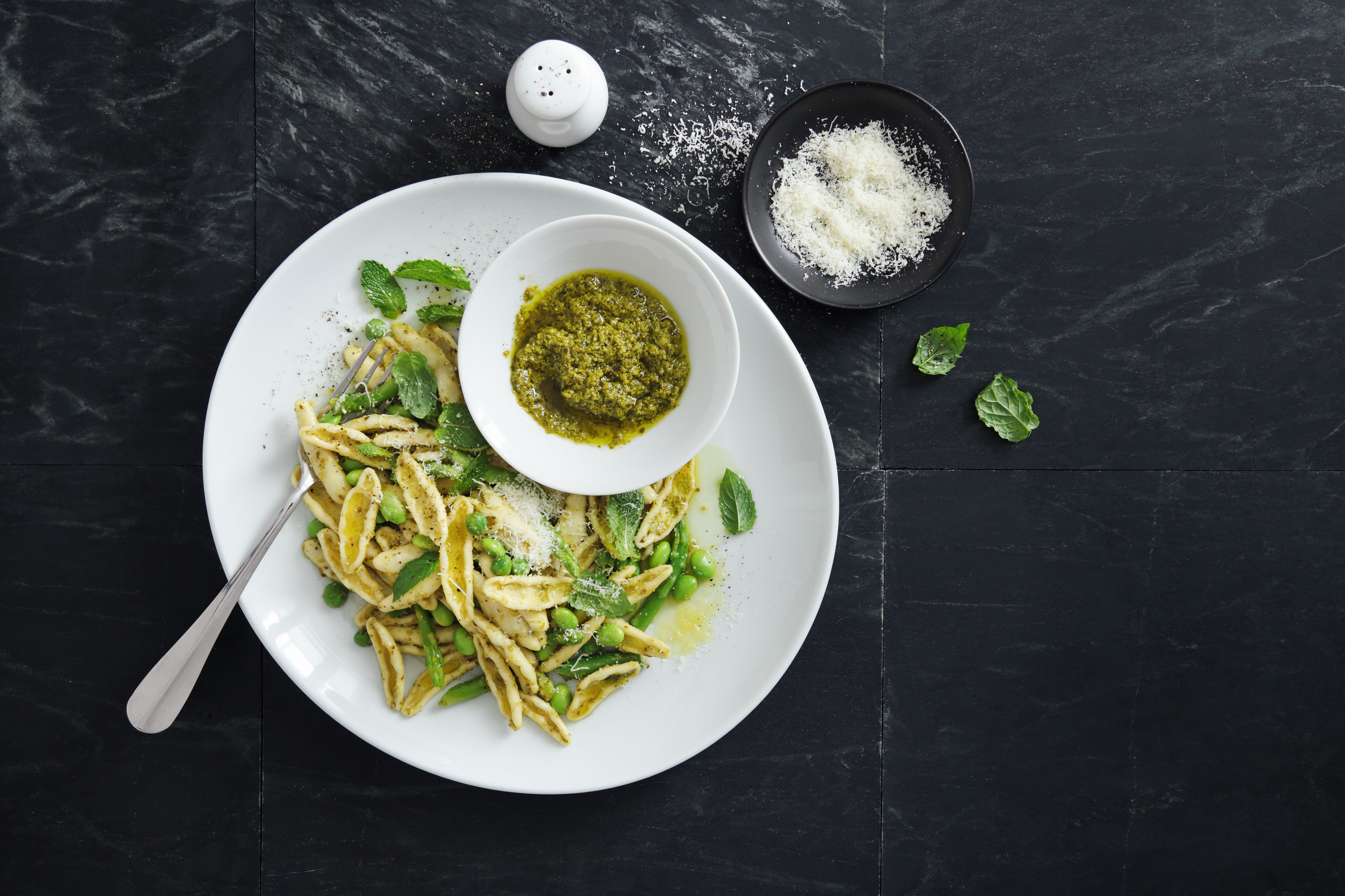 Nudeln mit Pesto und Spargel