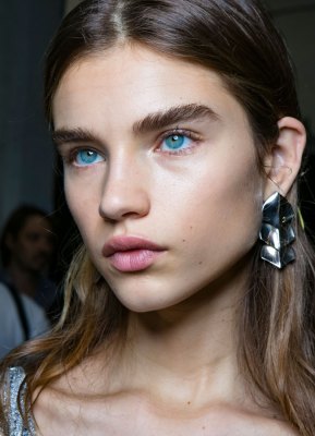 Make-up-Trends 2019: Nat&#xFC;rlich geformte Augenbrauen