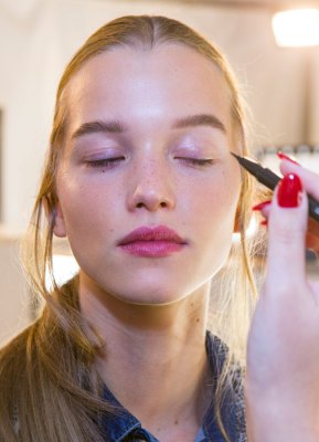 Make-up-Trends 2019: Glossiger Teint