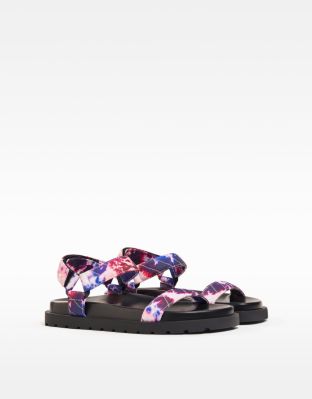 Tie-dye-Sandalen von Bershka