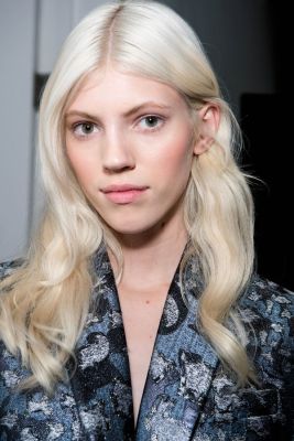 Platinblondes Model bei M. Katrantzou H/W 2015