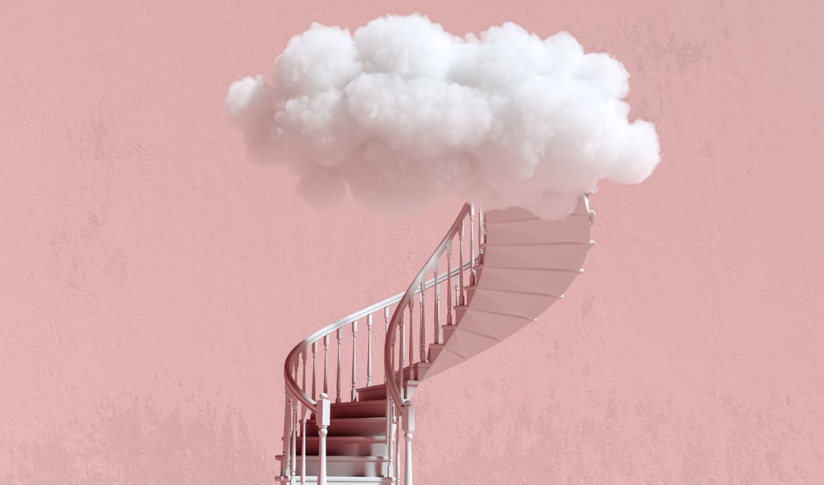 Treppe in eine Wolke vor einem rosa Hintergrund