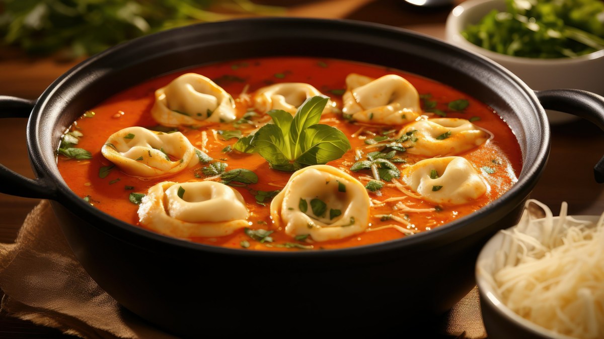 Tomatensuppe mit Tortellini in einer Schüssel angerichtet