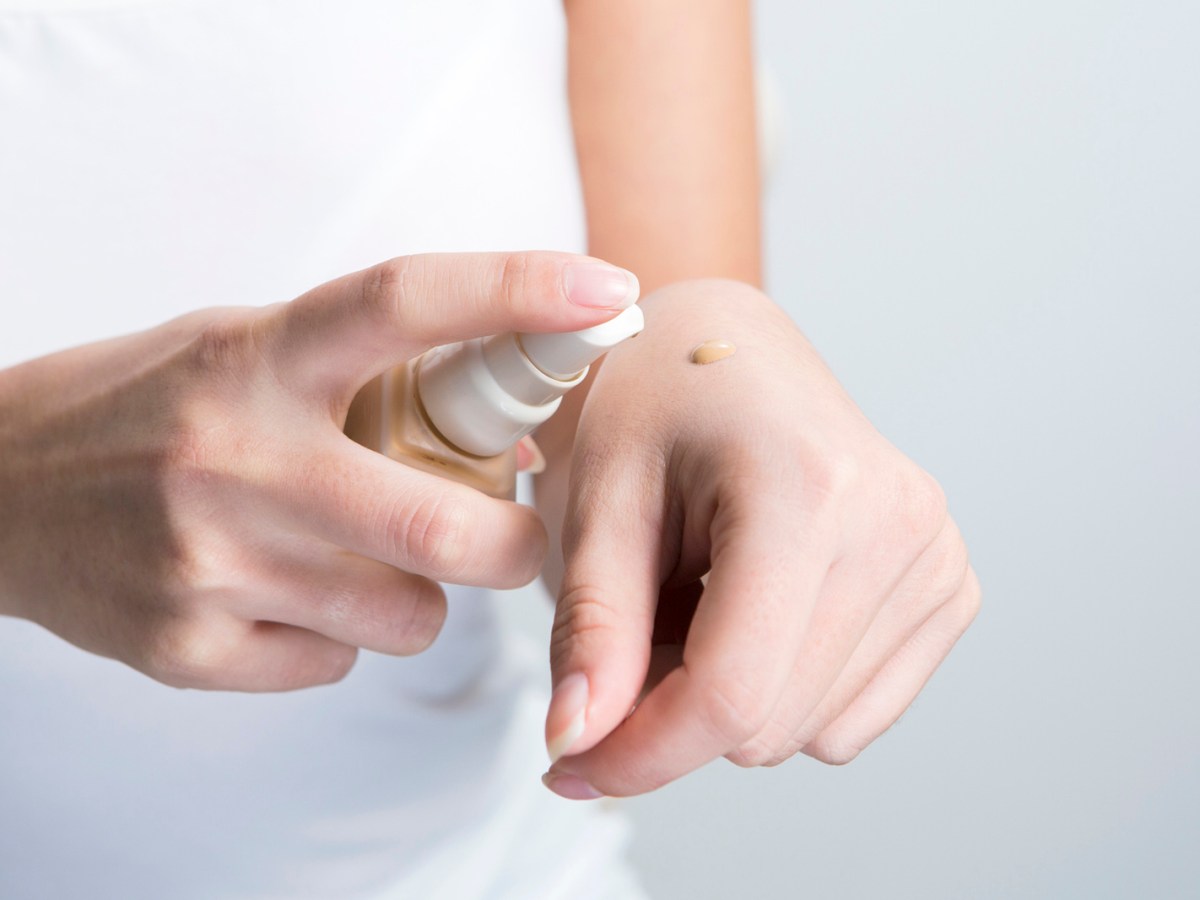 Frau testet Foundation auf der Hand.