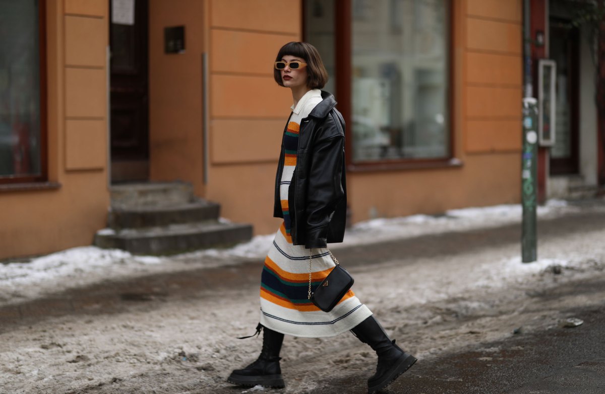 Strickkleid kombiniert mit warmer Jacke und coolen Winter-Boots.