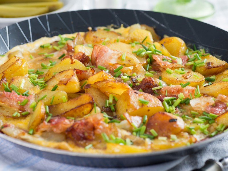 Bauernfrühstück mit Kartoffeln, Speck und Ei.