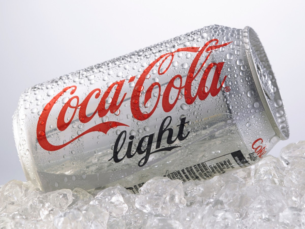 Dose Cola Light auf Eis.
