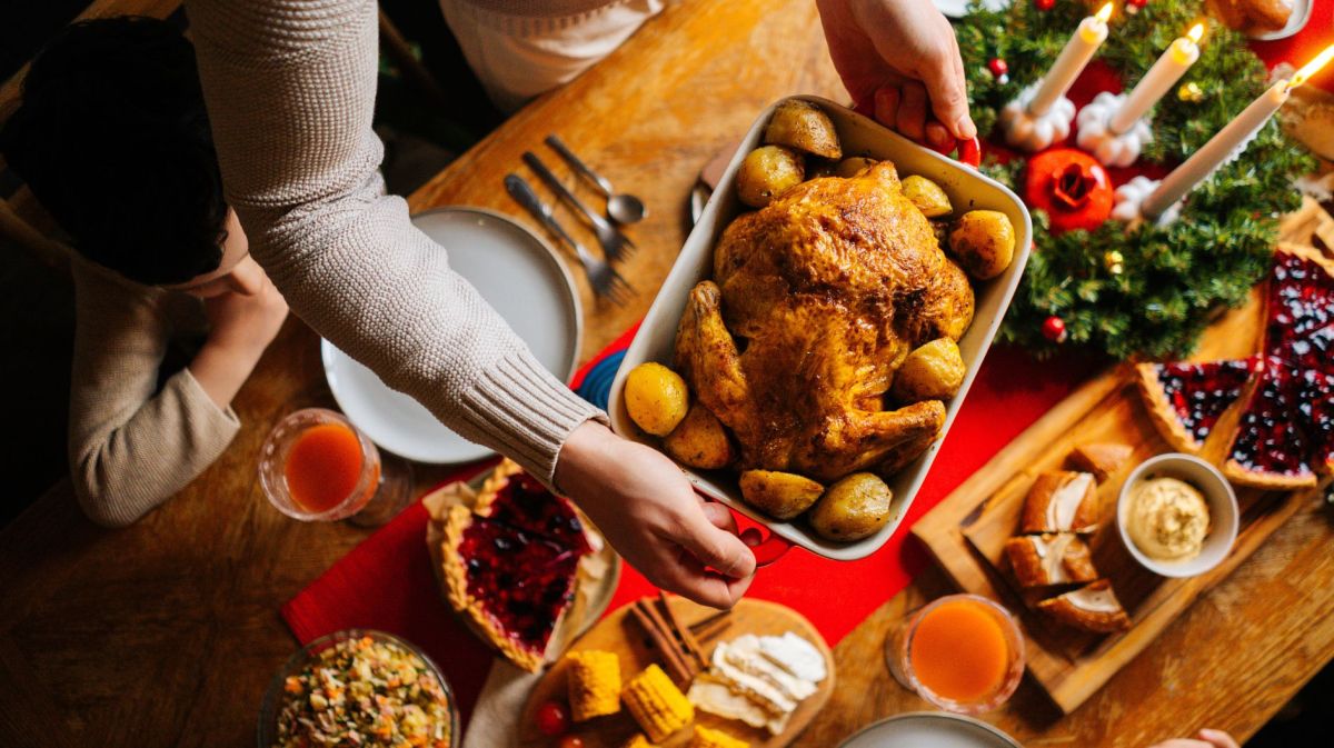 Weihnachtlich gedeckter Tisch mit Gans und Rotkohl.