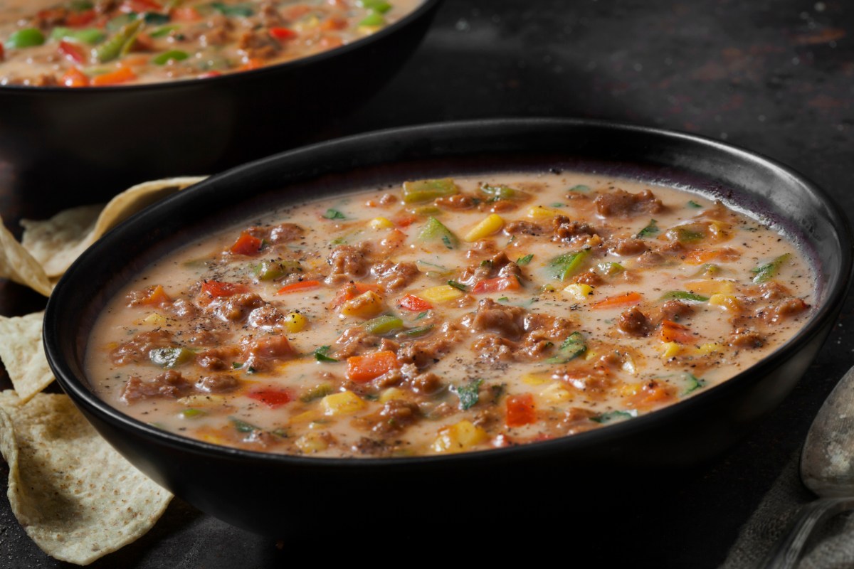 Silvestersuppe in einer schwarzen Schale