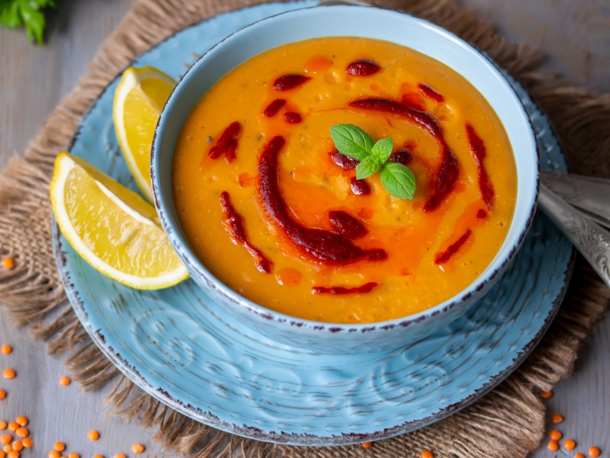 Türkische Linsensuppe in einer blauen Suppenschale.