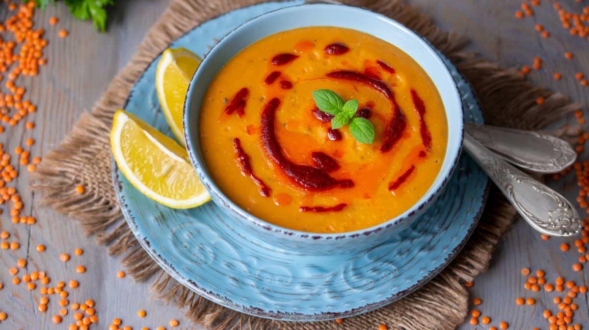 Türkische Linsensuppe in einer blauen Suppenschale.