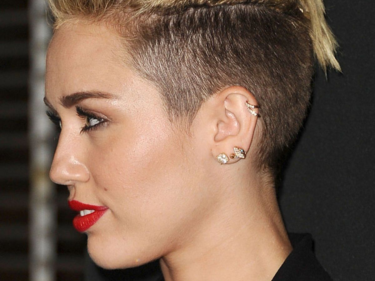 Miley Cyrus mit Ohrpiercing