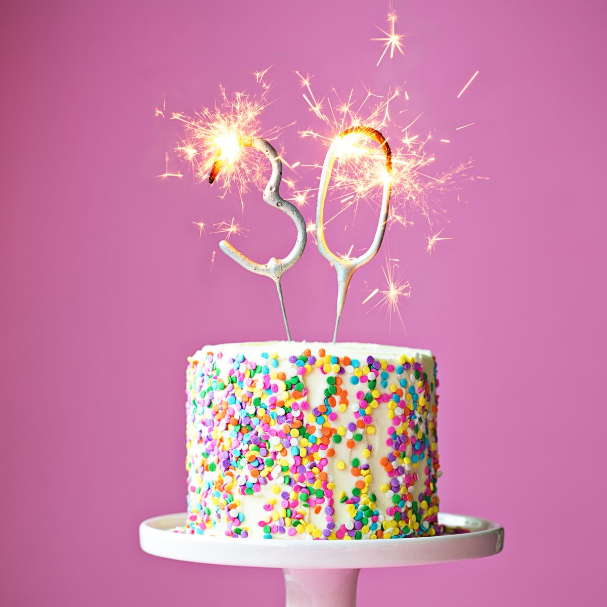 Eine Torte mit bunten Streuseln zum 30. Geburtstag macht ebenfalls Freude.