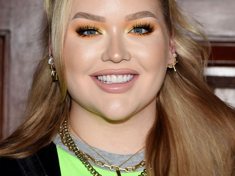 Nikkietutorials outet sich als Transgender