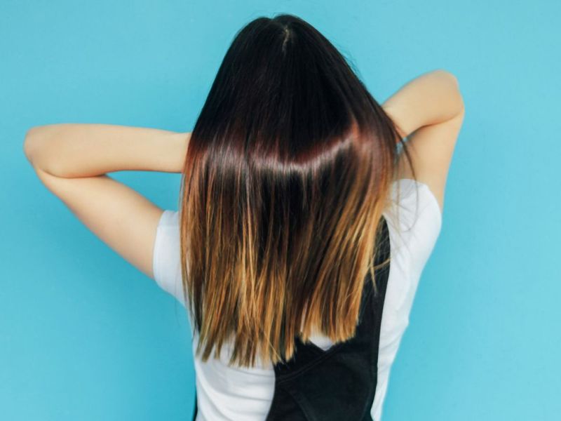 Haare glätten mit einer Glättungsbürste