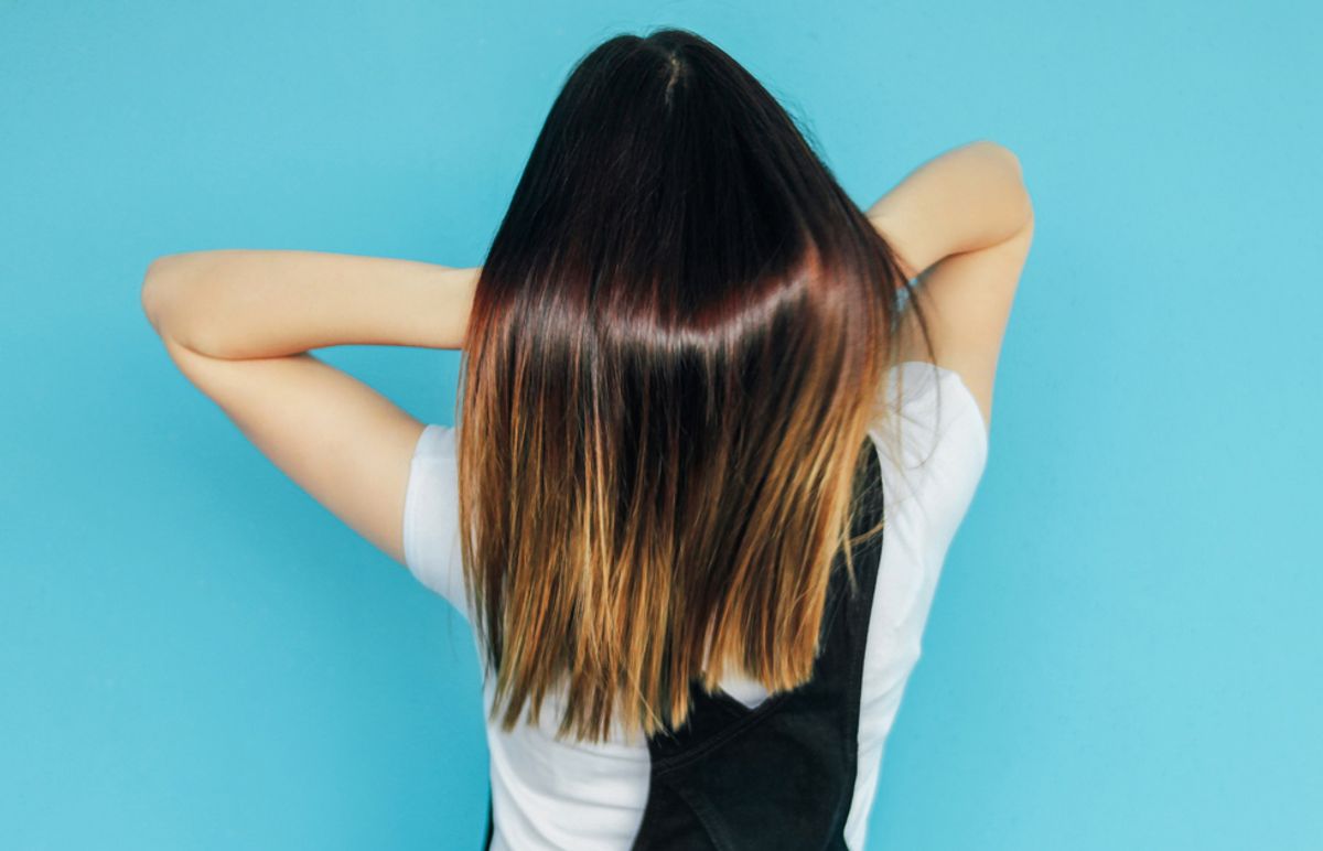 Haare glätten mit einer Glättungsbürste