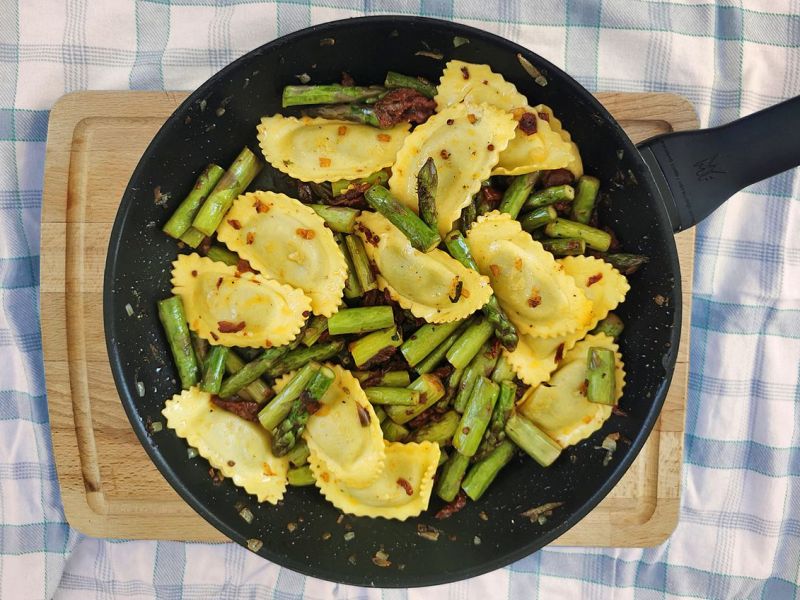 Ravioli-Pfanne mit grünem Spargel