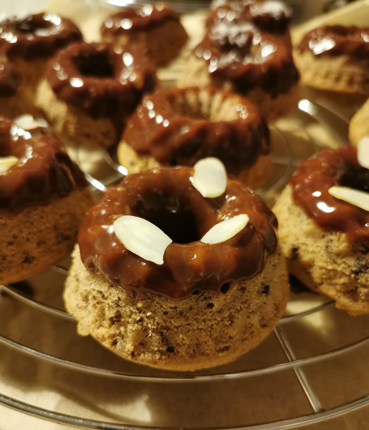 So einfach könnt ihr kleine Haselnusskuchen backen