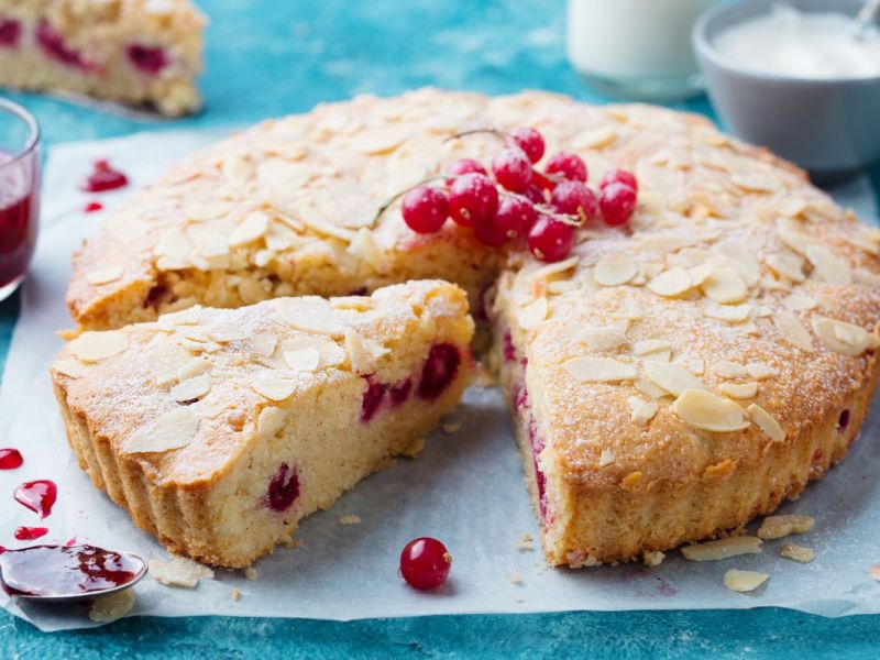 Zitronenkuchen ohne Mehl mit Johannisbeeren