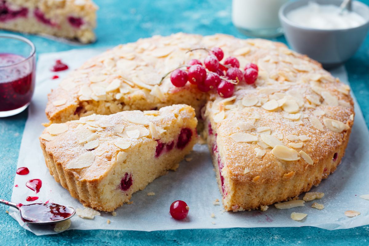 Zitronenkuchen ohne Mehl mit Johannisbeeren