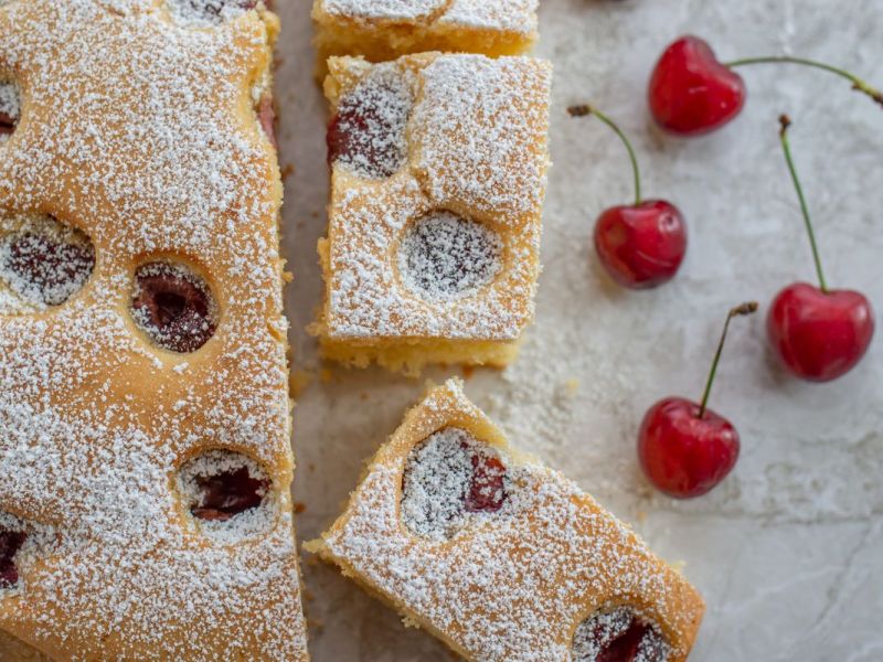 Blechkuchen mit weißer Schokolade und Kirschen