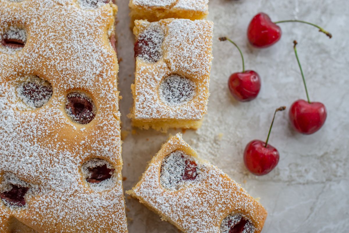 Blechkuchen mit weißer Schokolade und Kirschen