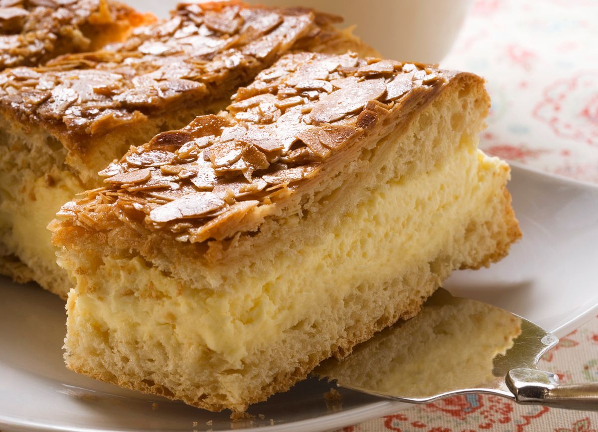 Bienenstich vom Blech: Schnelles Rezept f&uuml;r den Kuchenklassiker