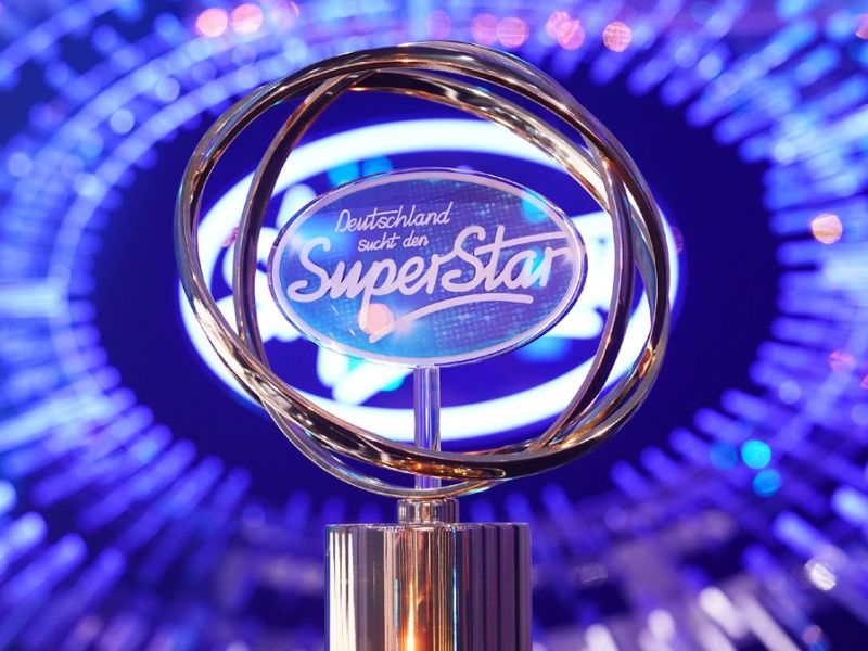 DSDS-Pokal vor DSDS-Logo