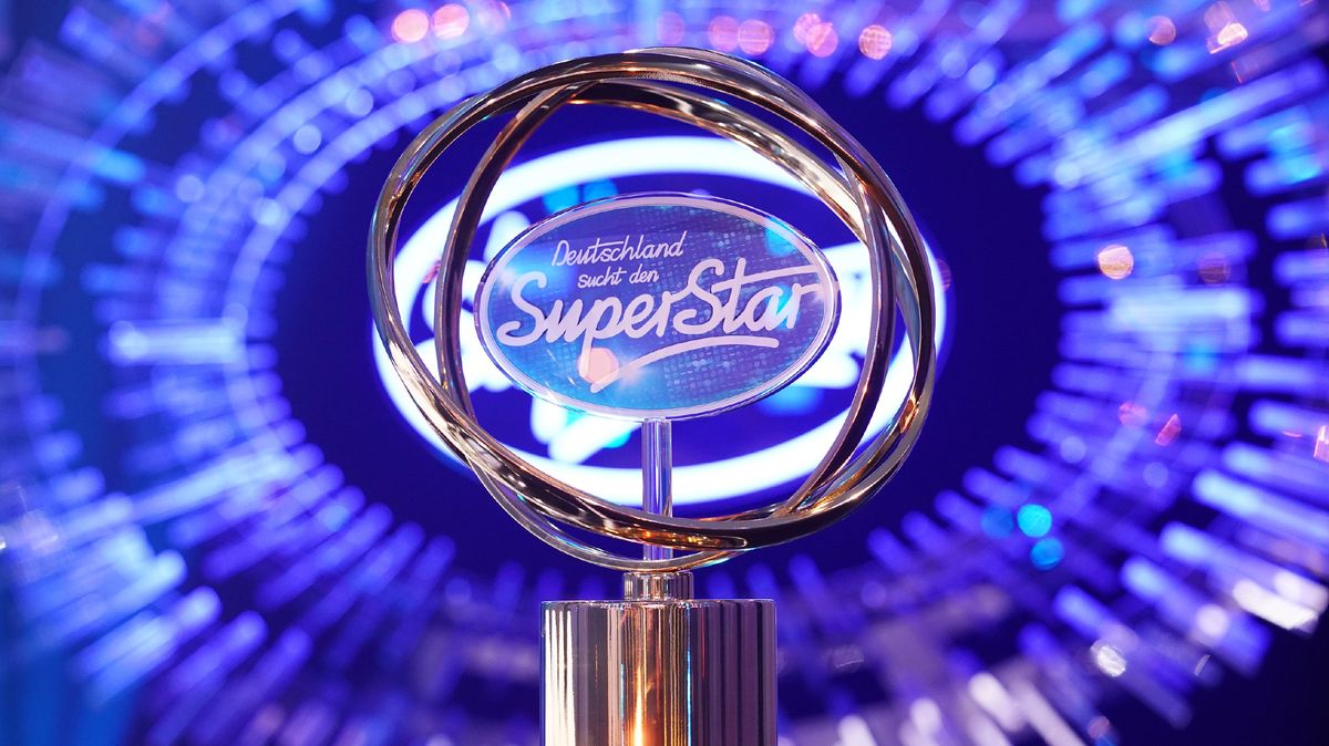 DSDS-Pokal vor DSDS-Logo