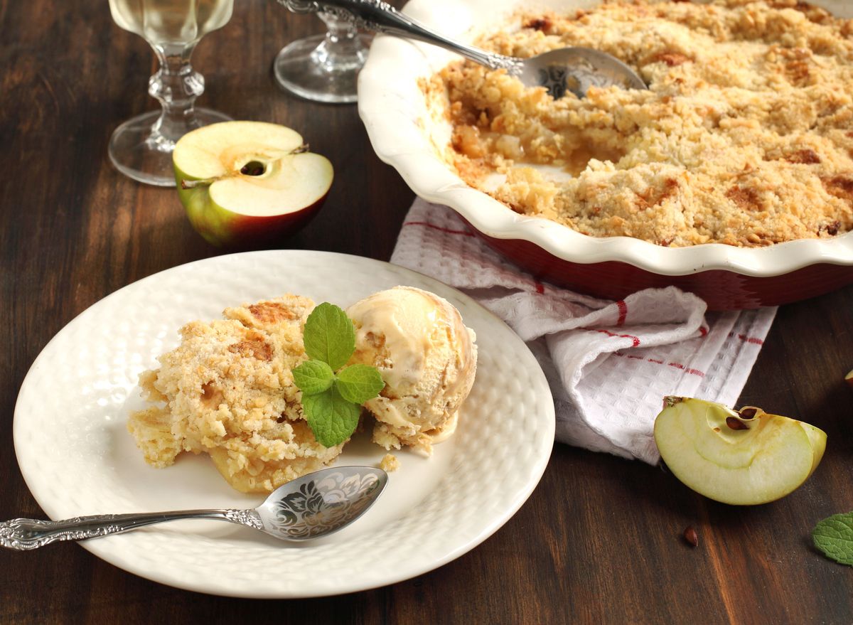 Apfel-Auflauf mit Streuseln: Tolles Rezept für das Ofen-Dessert - gofeminin