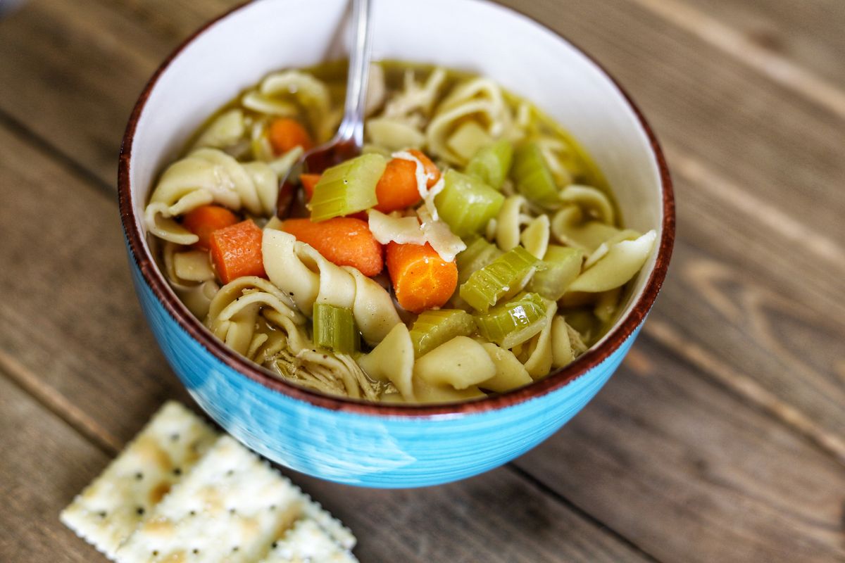 Schnelle Nudelsuppe: Leckeres Rezept mit viel Gemüse